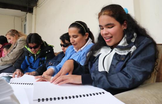 lectura Personas con discapacidad visual leen en braille