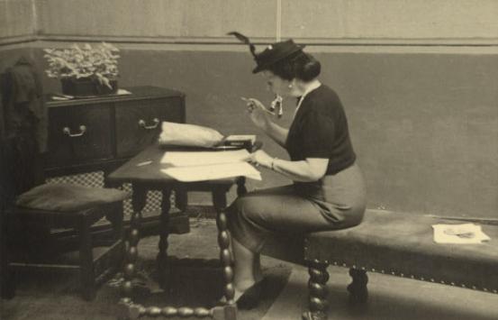 Teresa Cuervo Teresa Cuervo en el Museo Nacional (1953) ella está sentada y está escribiendo