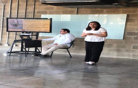 Licenciada María Angélica Yazo Zambrano imagen Licenciada María Angélica Yazo Zambrano de la Universidad Pedagógica Nacional ella esta de pie dictando una clase