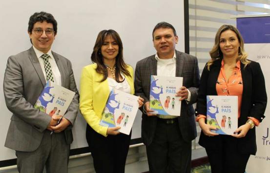Equipo de minjusticia junto al Director general del INCI