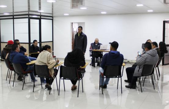 Jorge Andres Colmenares en el taller de familias linguisticas
