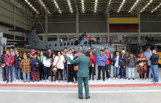 Usuarios del INCI en el hangar de aviación ejercito