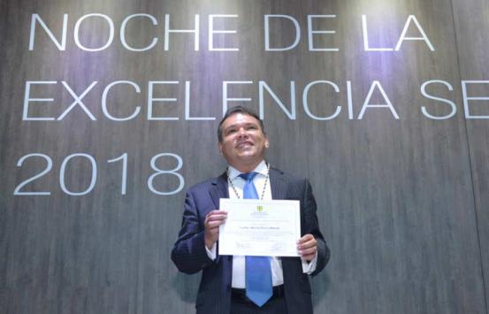 Dr. Carlos Parra Dussan con su reconocimiento