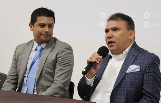 Carlos Parra Dussan y Jhon Gacheta en la mesa principal