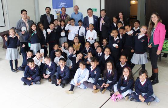 Grupo de niños visitantes en el INCI junto al Director General Carlos Parra Dussan y otros funcionarios