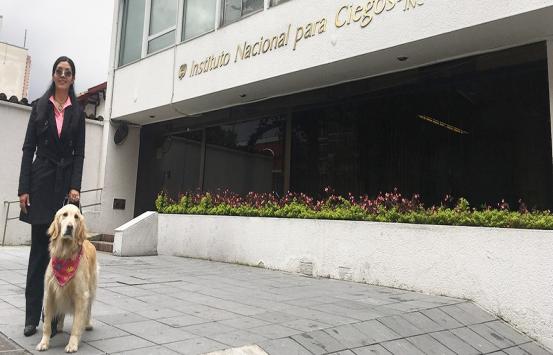 Fotografía de Luisa Fernanda su perra guía Asahi