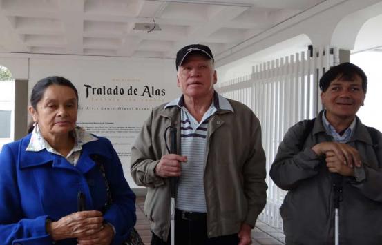 Personas con discapacidad visual, en la instalación sonora