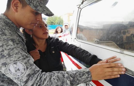 Fotografía de una mujer con discapacidad visual tocando uno de los aviones